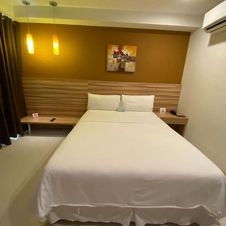 Vaccinated Staff - Capital O 820 Guijo Suites Makati Manila Exterior foto