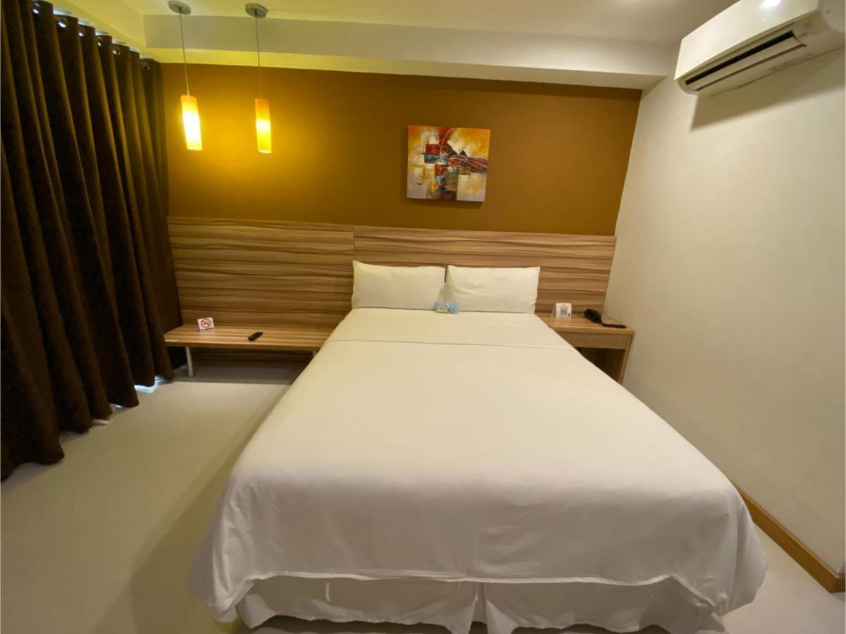 Vaccinated Staff - Capital O 820 Guijo Suites Makati Manila Exterior foto