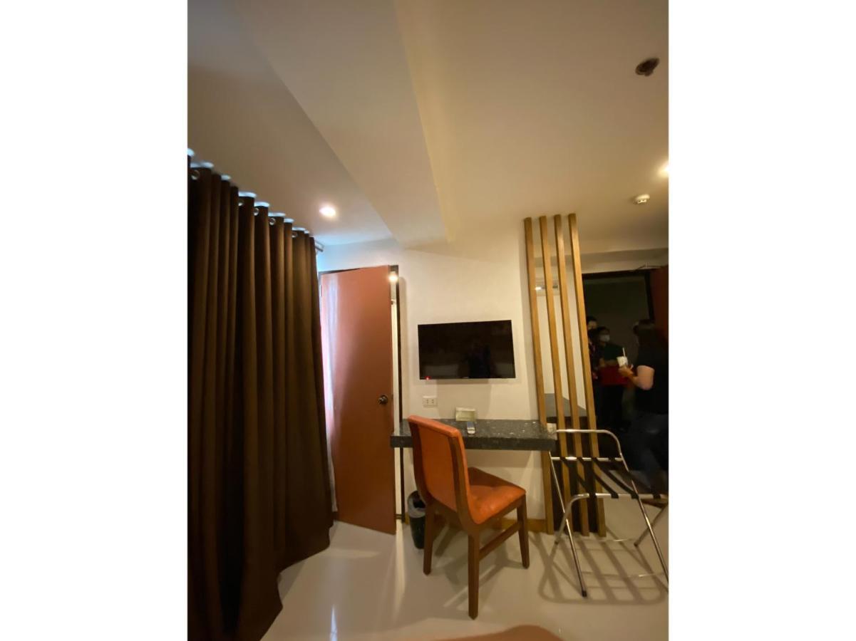 Vaccinated Staff - Capital O 820 Guijo Suites Makati Manila Exterior foto
