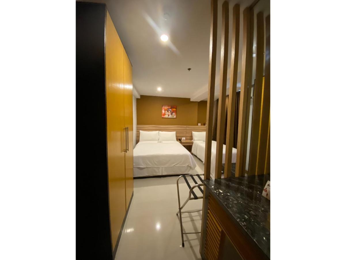 Vaccinated Staff - Capital O 820 Guijo Suites Makati Manila Exterior foto