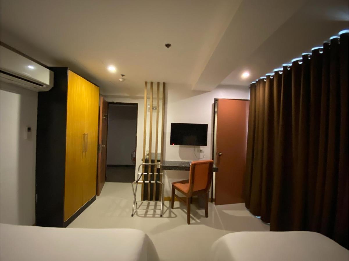 Vaccinated Staff - Capital O 820 Guijo Suites Makati Manila Exterior foto