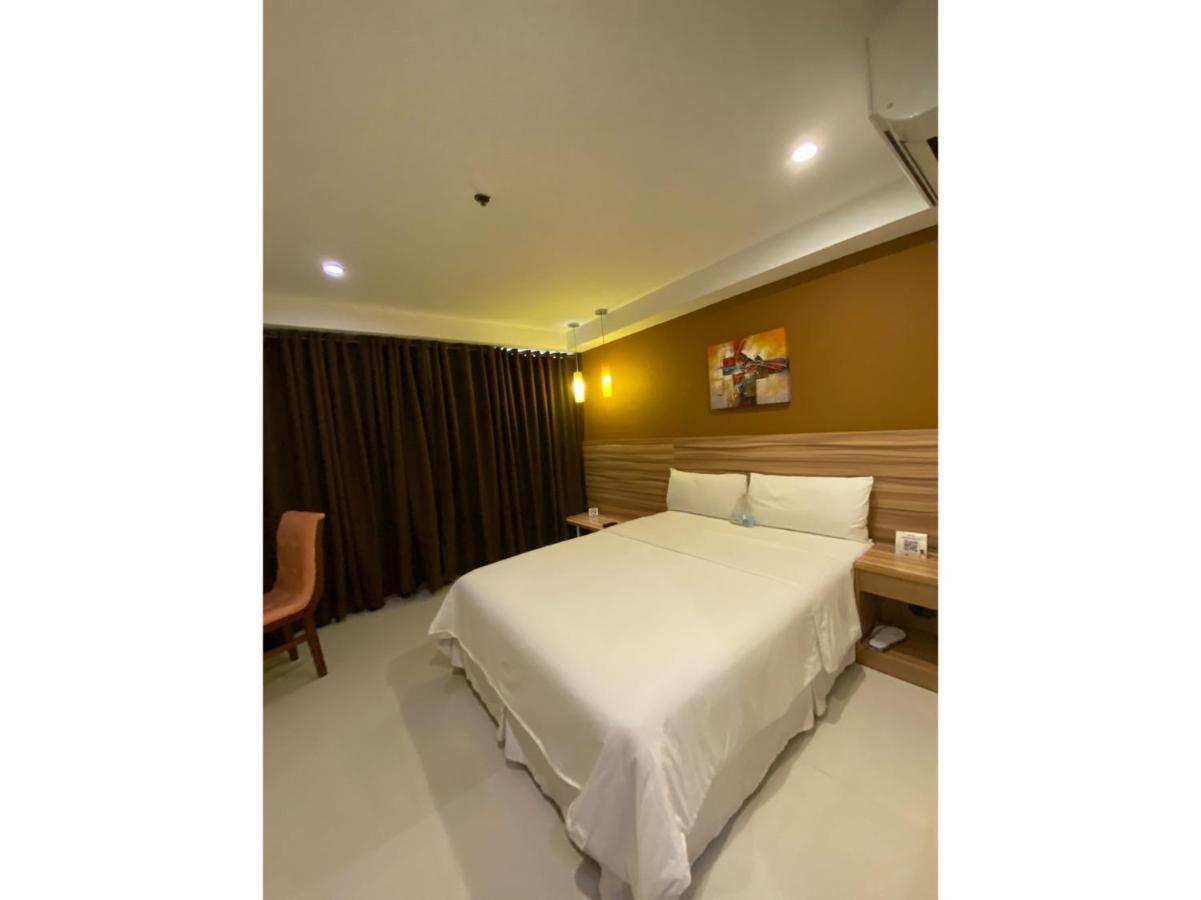 Vaccinated Staff - Capital O 820 Guijo Suites Makati Manila Exterior foto