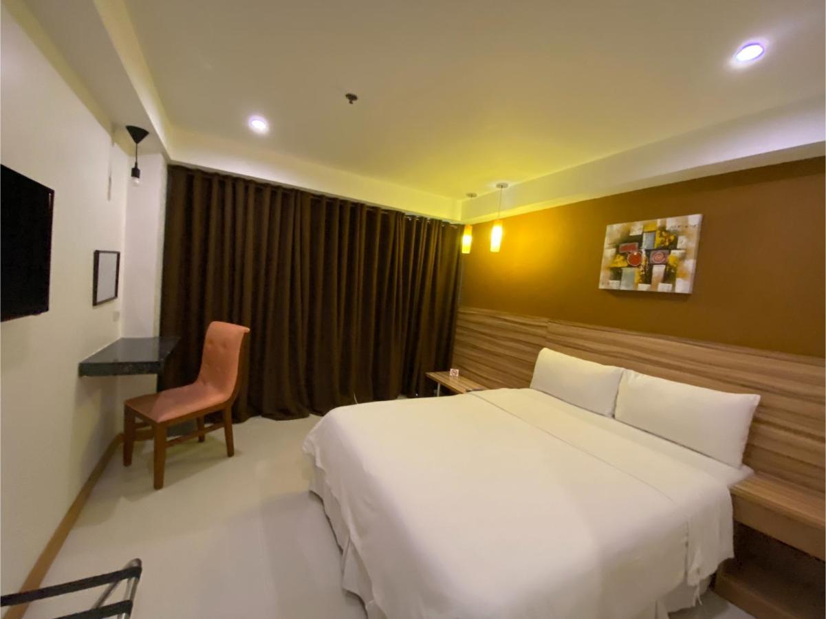 Vaccinated Staff - Capital O 820 Guijo Suites Makati Manila Exterior foto