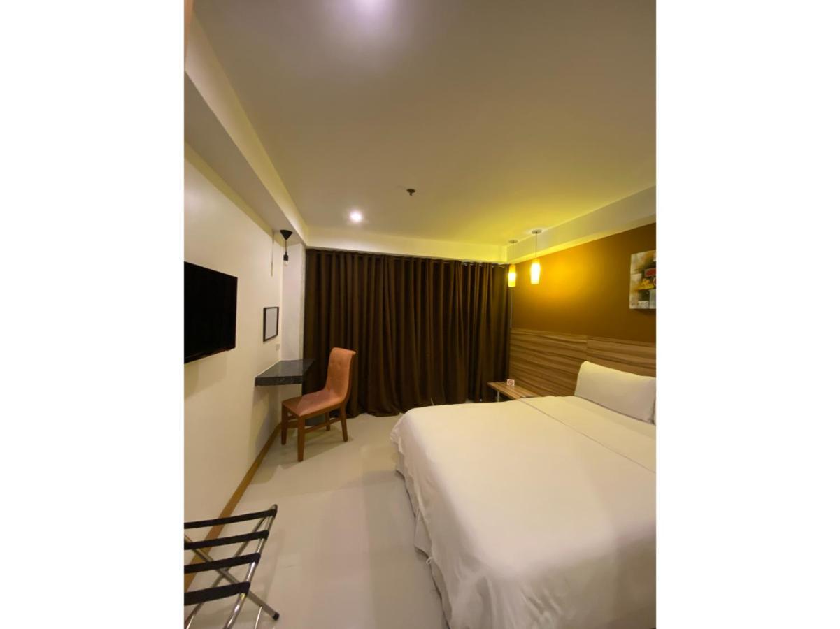 Vaccinated Staff - Capital O 820 Guijo Suites Makati Manila Exterior foto