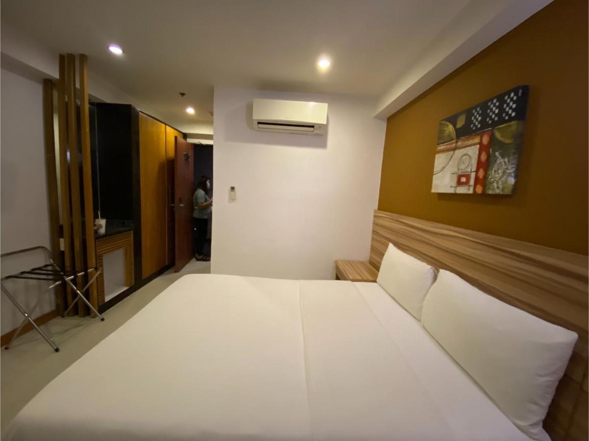 Vaccinated Staff - Capital O 820 Guijo Suites Makati Manila Exterior foto