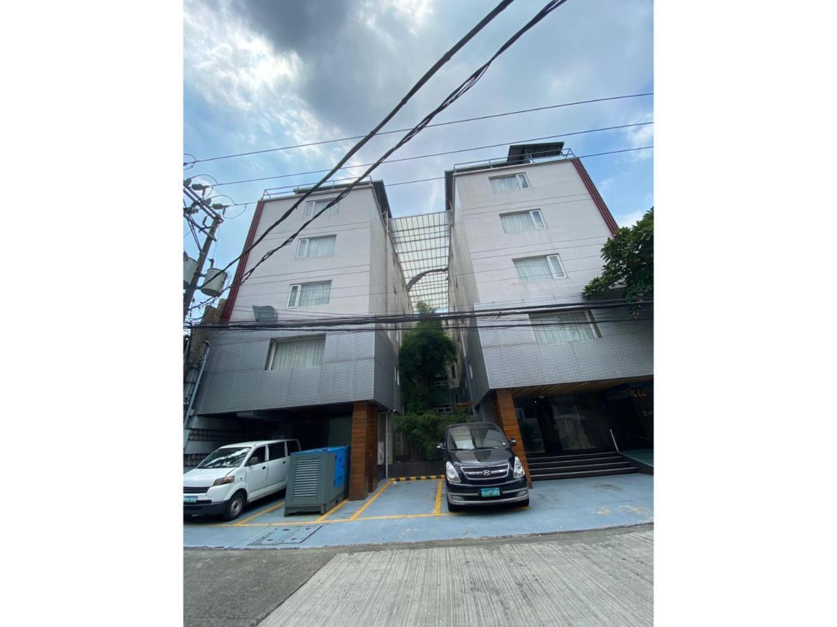 Vaccinated Staff - Capital O 820 Guijo Suites Makati Manila Exterior foto